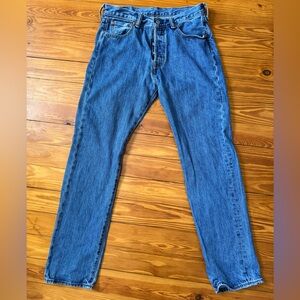 Levi 501 medium wash jeans